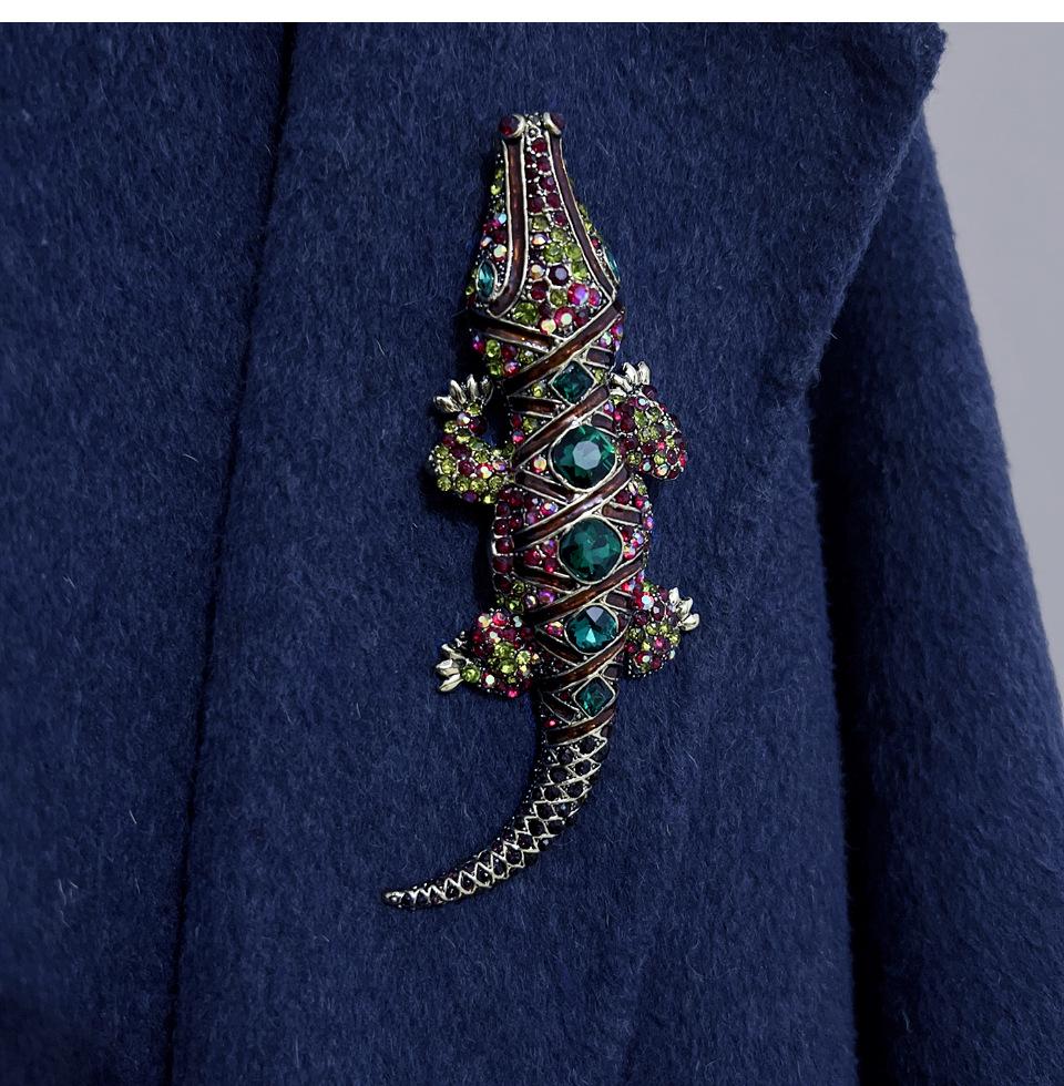 Elegant Alloy Crocodile Brooch with Inlaid Diamonds - Versatile Men's Suit Accessory and Animal Corsage.