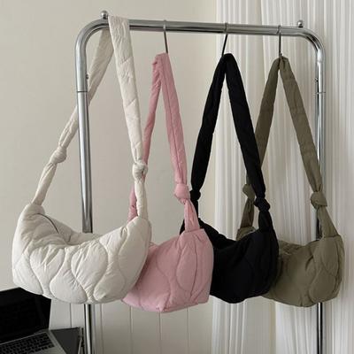 Dámská taška přes rameno Měkká péřová bavlněná polstrovaná nákupní kabelka Kabelka Prošívaná crossbody taška Jednobarevná Bublinková obláčková taška