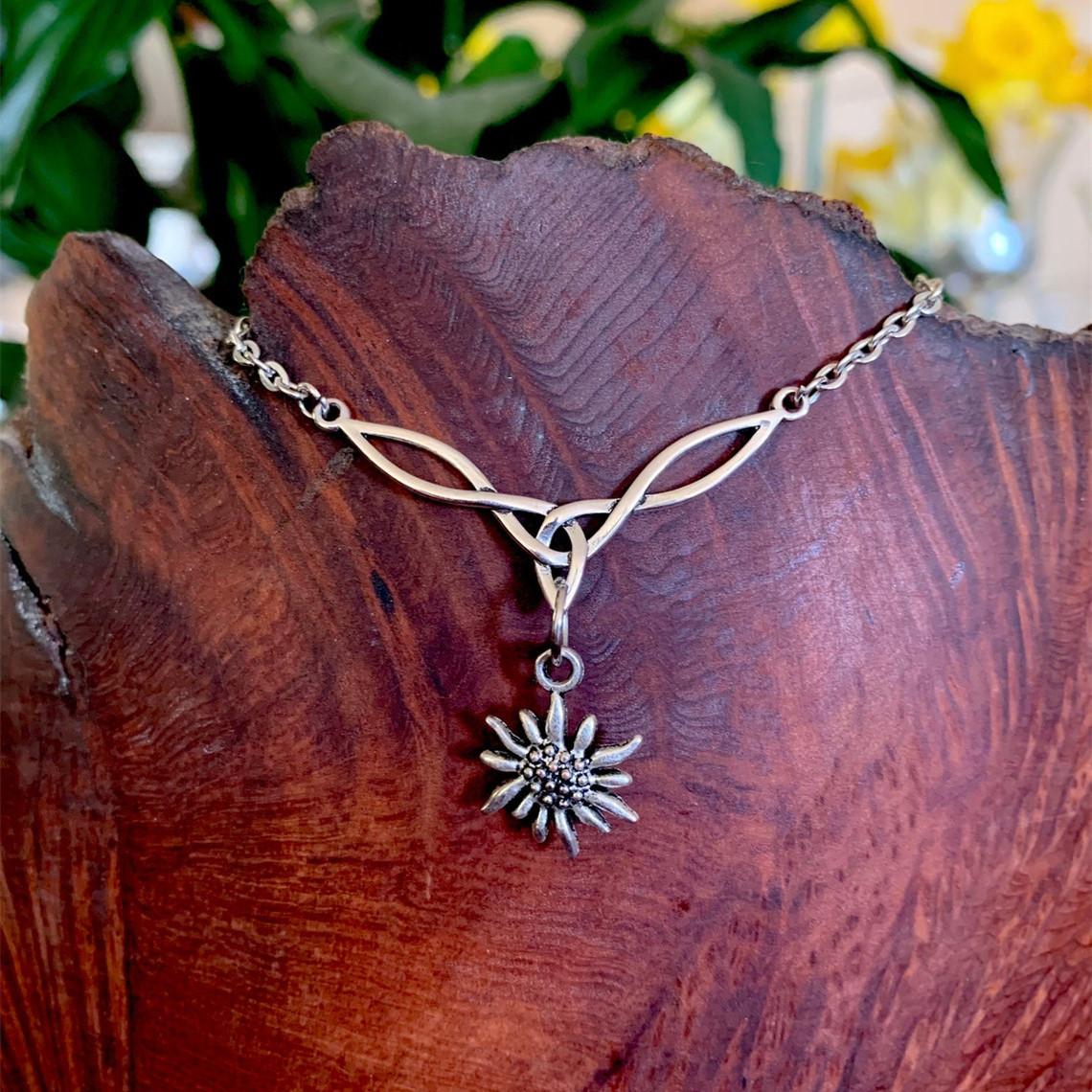 

Temperament Retro Silver Color Edelweiss Pendant Celtic Love Knot Necklace Dangle Earrings for Women Hallowmas Jewelry Accessory