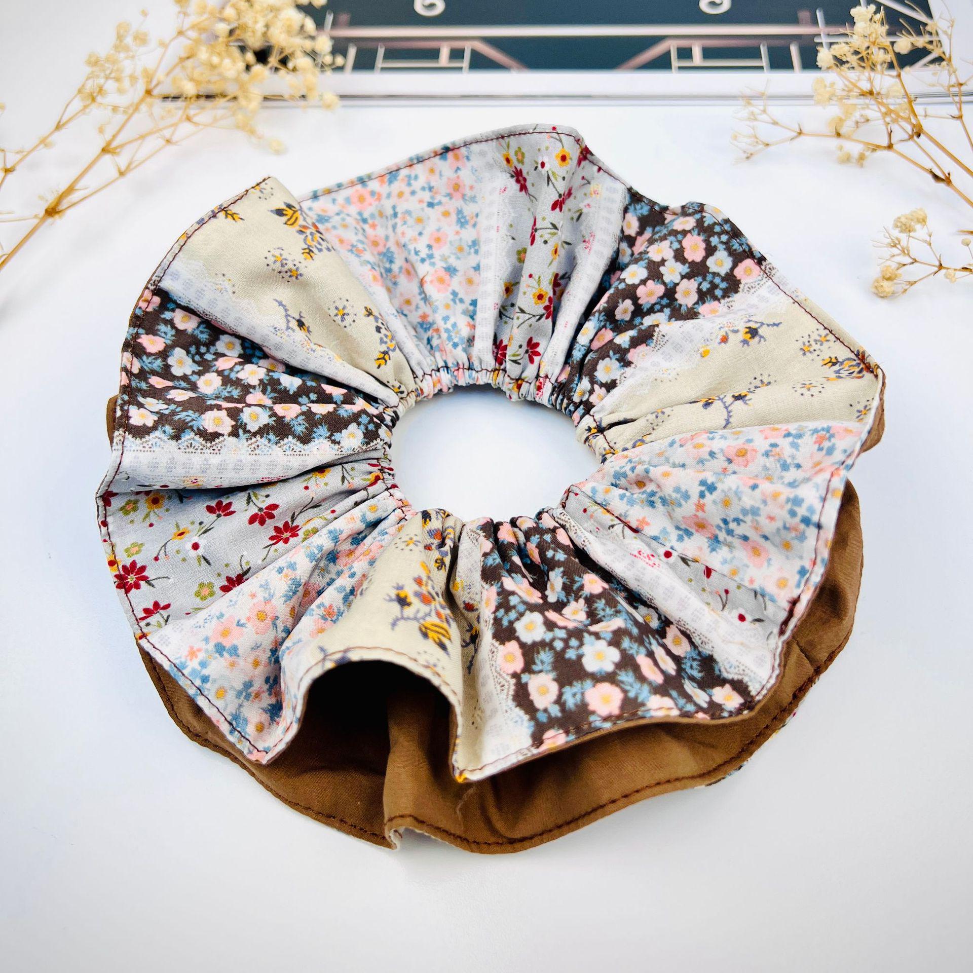 

Korean Retro Floral Red Overlock Scrunchie - Elegant Hair Tie for Women