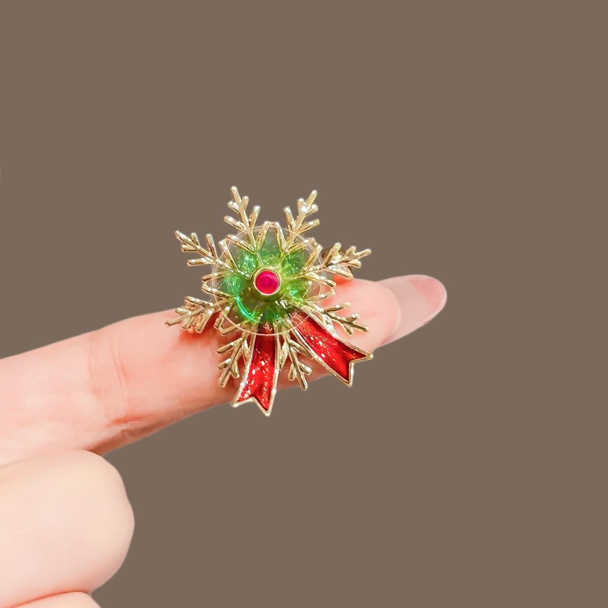 

The Bow Is Cute, Unique, Beautiful, and Looks Great. It’s a Christmas Snowflake. Brooch 2*2CM