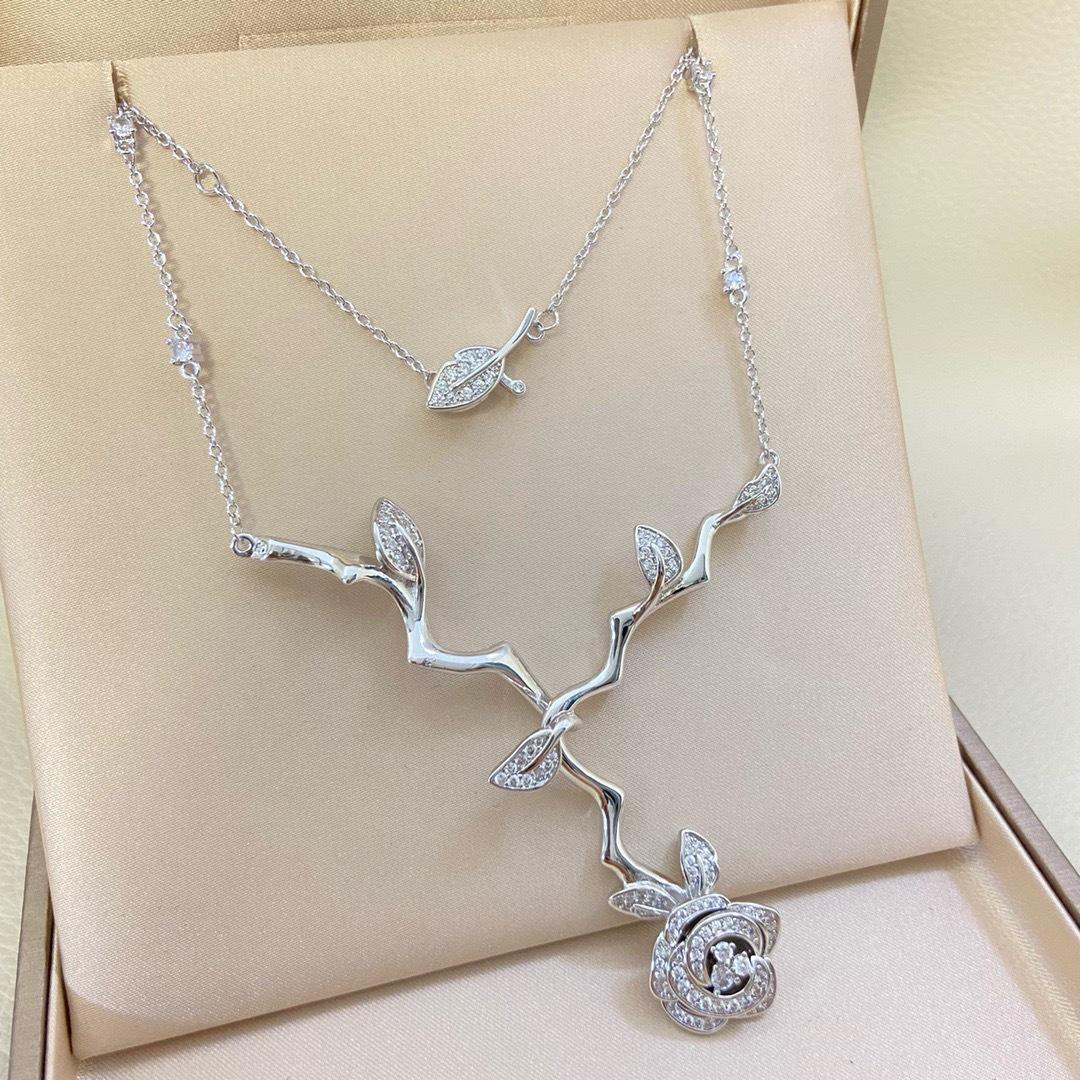 2025 Elegant Rose Vine Fairy Necklace: Gold Water Wave Chain with Fine Flower Petal Design