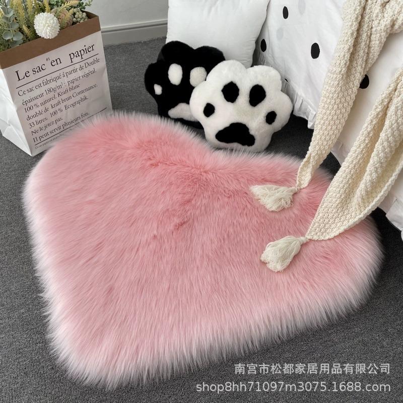 Heart-Shaped Faux Wool Plush Rug - Cute Bedside Carpet, Living Room Decor, Seat Cushion, Photo Prop