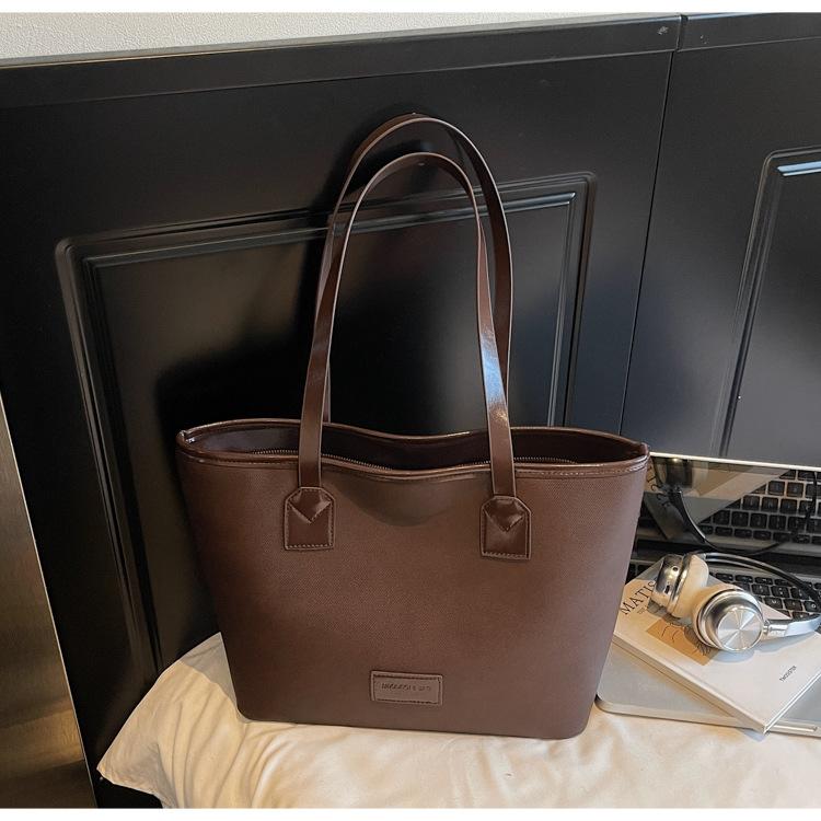 

Simple and fashionable shoulder bag women s 2025 new high-end retro tote bag large-capacity casual class armpit bag