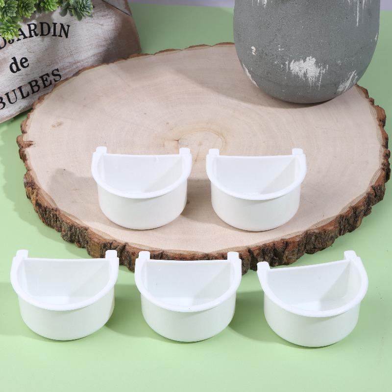 

5 шт. Внутрішня підвісна годівниця для птахів, напівкругла миска для корму для хвилястих папужок, нерозлучників та дрібних папуг, аксесуар для кріплення до клітки білий