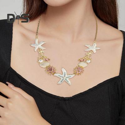 Übertrieben Frauen Halskette Ozean Thema Seestern Korallen Muschel Aushöhlen Faux Perle Strass Dekor Einstellbare Länge Dame Urlaub Strand Hals Schmuck