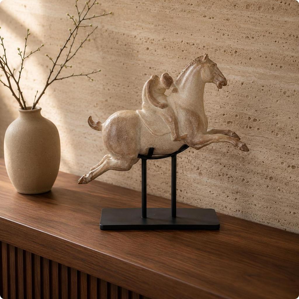 Scultura Cavallo Rampante Finitura Testurizzata Statua su Supporto Aspetto Intagliato Decorazione per la Casa