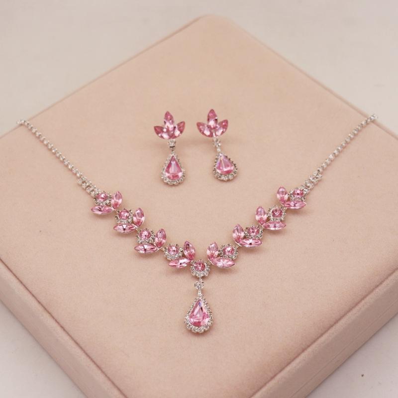 

Комплект из ожерелья и сережек с фиолетовыми стразами: Элегантные вечерние и свадебные аксессуары