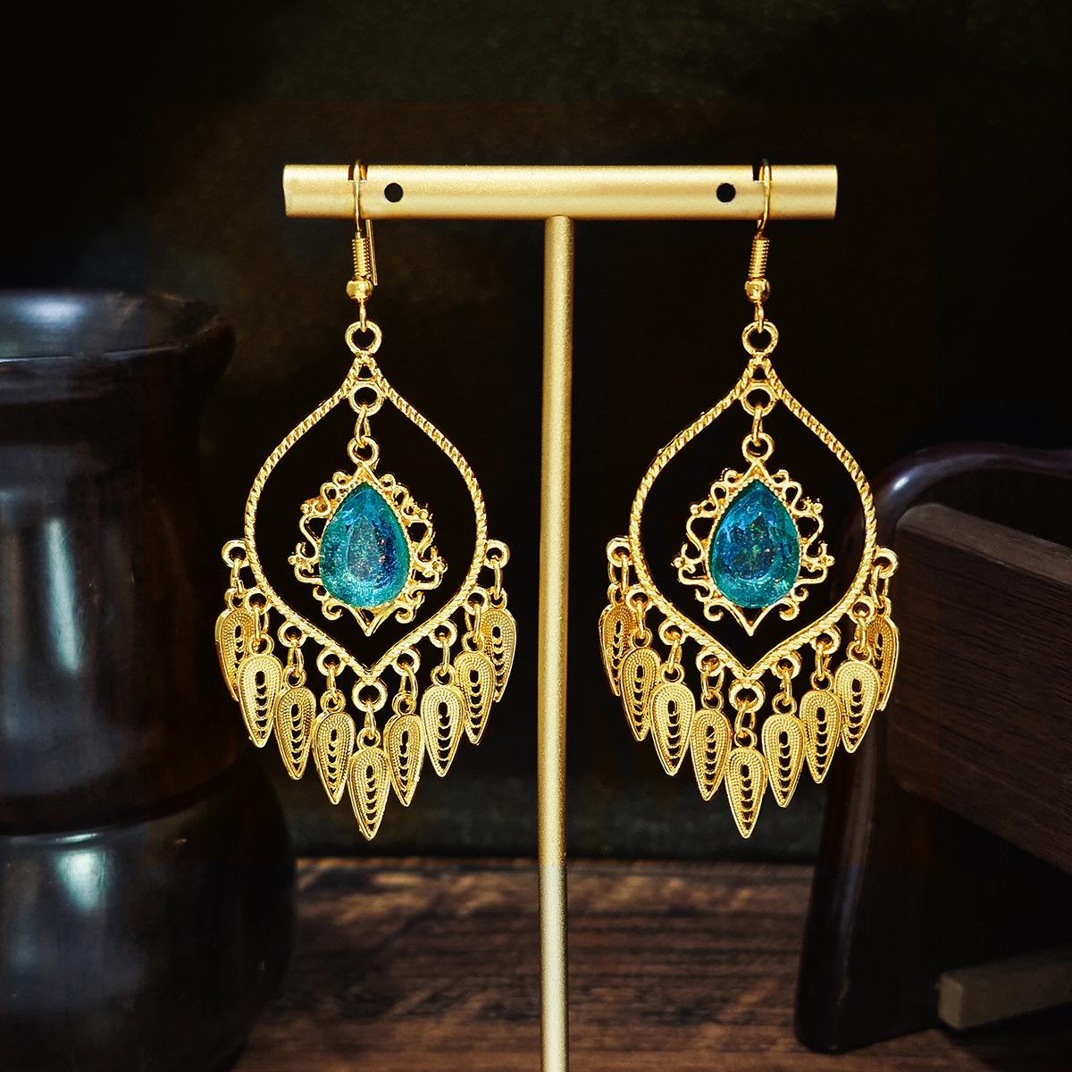 Этнические серьги-кисточки с геометрическим узором и инкрустацией бриллиантами