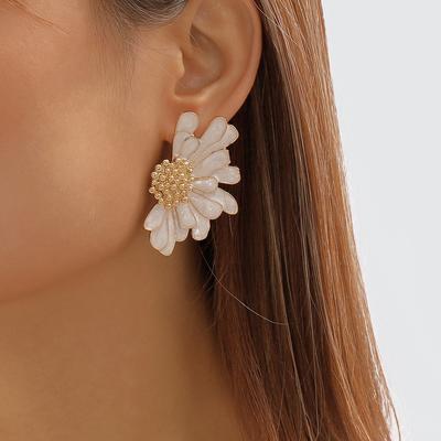 New Earrings Retro Alloy Flower Earrings Feminine Grain Flower Earrings