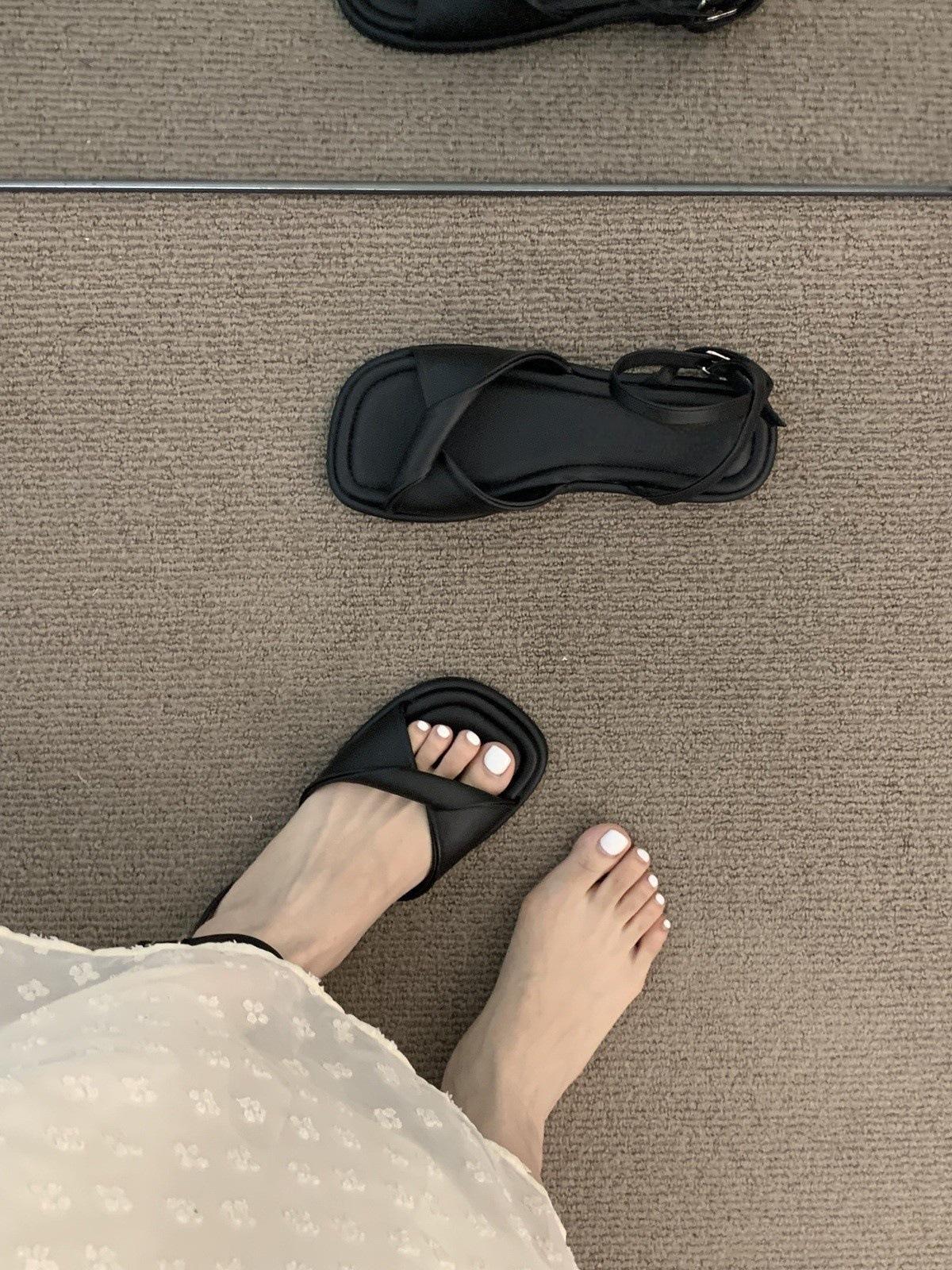 

Сказочные французские молочно-белые сандалии с открытым носком женские на плоской подошве 2025 новая летняя вечерняя прохлада мягкая подошва отпуск римские туфли 40 чёрный