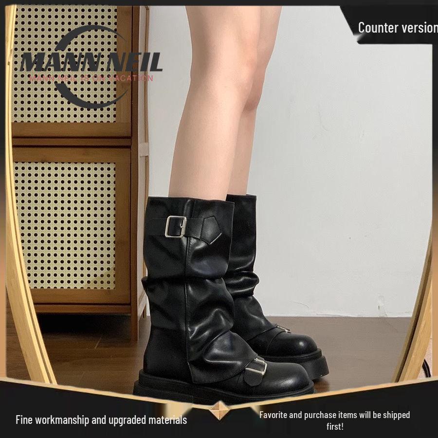 Dámské vintage hnědé kozačky do půli lýtek s robustní podrážkou, zvyšující výšku, kolekce jaro/podzim 2025.