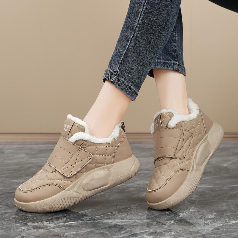 Cotton shoes for women, velvet to keep warm in winter, and wear a pair of snow boots. Mom's soft-soled work shoes