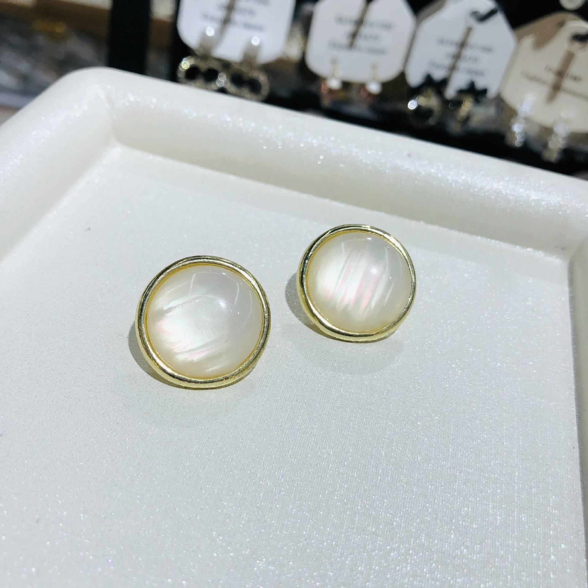 

Opal Round Stud Earrings for Women Small Acrylic Translucent Geometric MIni Earrings Korean New Girls Ear Accessories brincos білий