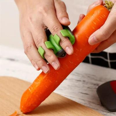 1 Gemüseschäler aus Edelstahl mit komfortablem Griff – rutschfeste Fingergriffe aus Gummi, manueller Handschäler für Karotten, Kürbisse und mehr