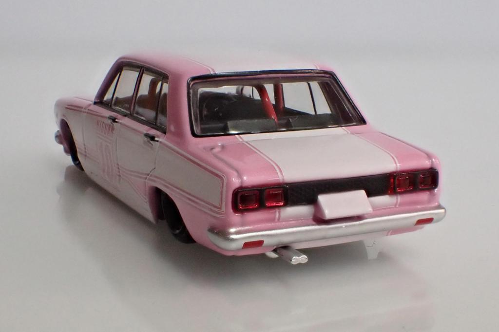 BoostGear Custom AOSHIMA Scale Hakosuka 4Dr 1971 Model in Custom BoostGear Colors Box Completed 1/64 (GC10) (No Base, Included) -