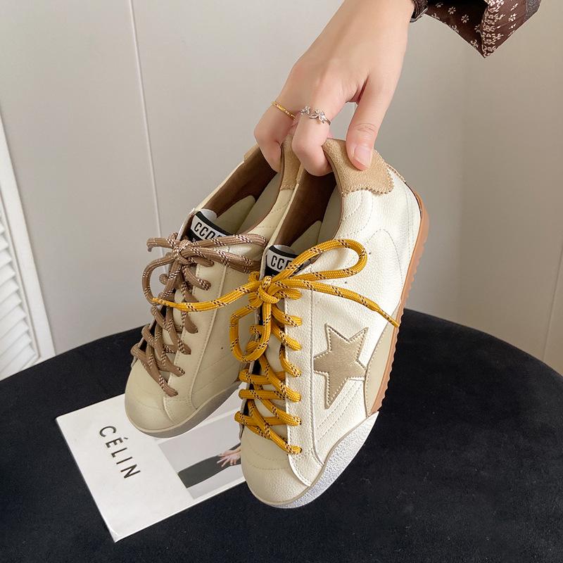 Damen Retro Hidden Heel Distressed Star Sneakers - Schwarz, Vielseitige Casual German Trainer, Neu für Herbst 2025.