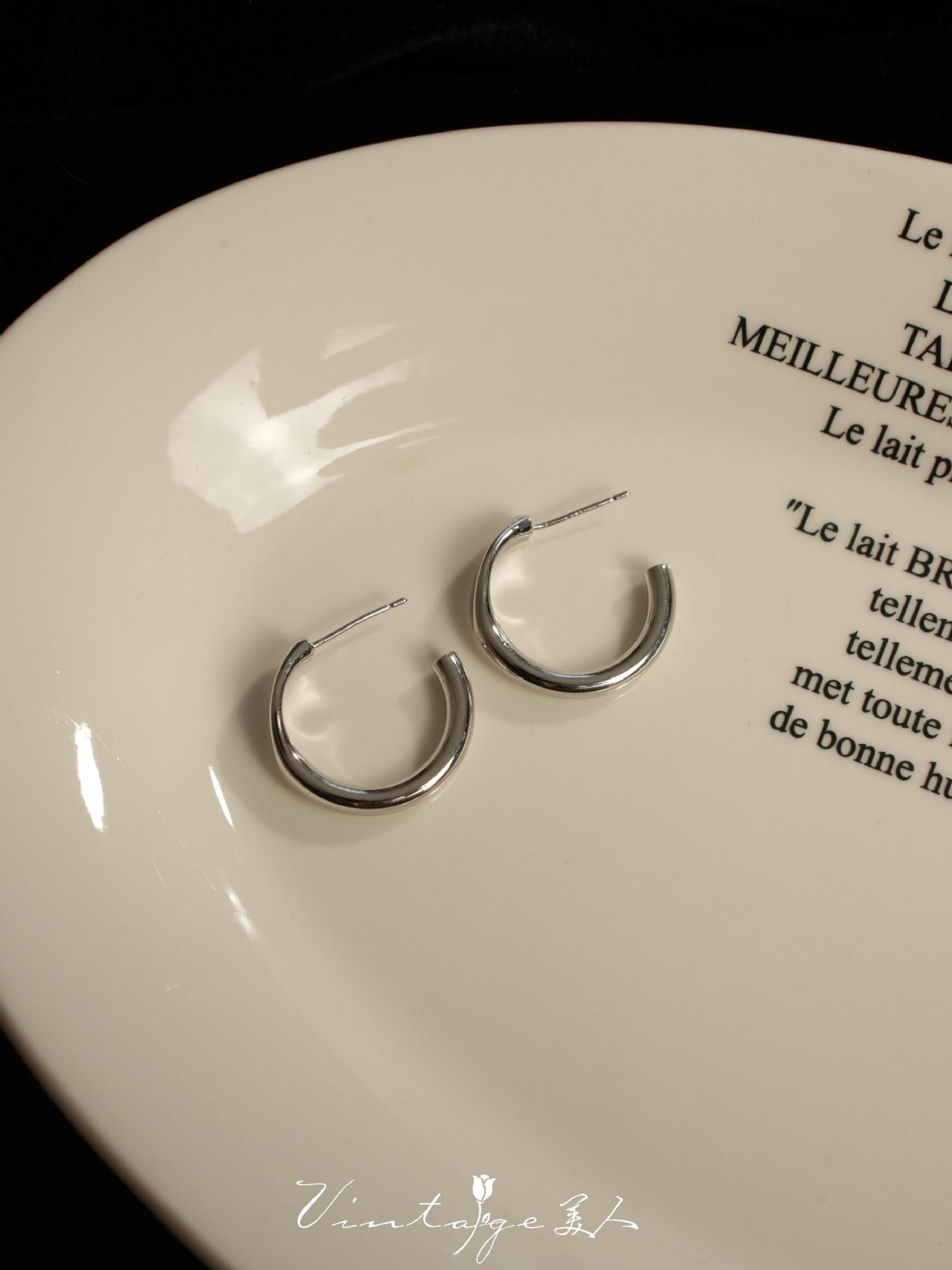 

Sense of relaxation French plain circle chic minimalist high sense versatile niche design earrings mosquito coil disc ear clips women