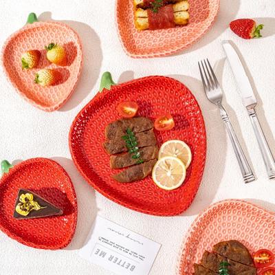 Nordisches Kreatives Keramikgeschirr: Erdbeer-Design - Speise-, Suppen-, Steak-, Dessertteller & zweistöckige Servierplatte.