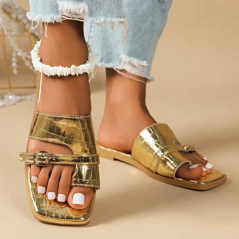 Madingos vasarinės šlepetės 2024 Naujos didelio dydžio moteriškos plokščiapadės prabangios lauko paplūdimio šlepetės moteriški sandalai madingo dizaino šlepetės