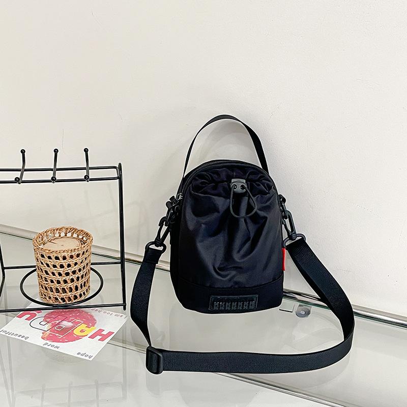 

Large-capacity water cup bag, new women s portable casual shoulder messenger bag, color matching fashion, kettle bag, bucket bag. чорний