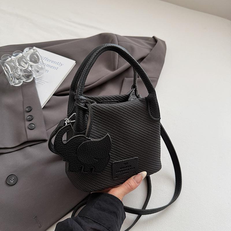 

Portable bucket bag women s 2025 summer new texture niche this year messenger bag fashionable and simple small bag