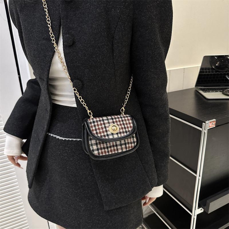 Chic Plaid Vintage Wool Shoulder Bag 2023 New Fashionable Mini Crossbody