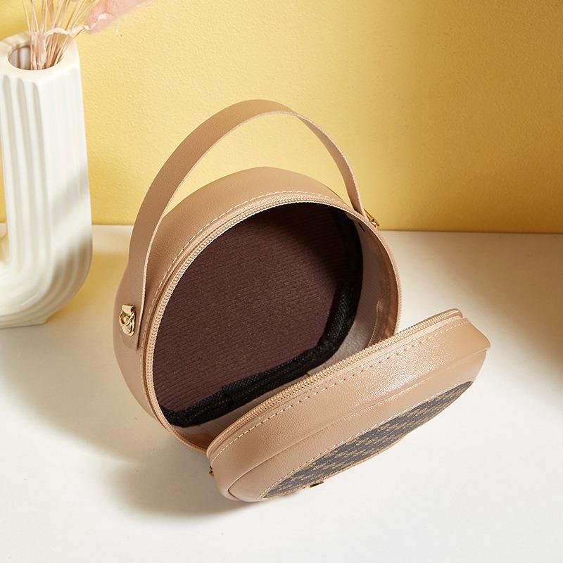 Women's bags are new in autumn, fashionable and casual. Today, it is popular to carry a small round bag with messengers.