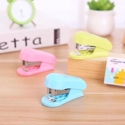 Kreativní mini sešívačka roztomilá kreslená geometrická sada sešívaček kancelářská učební sešívačka studentské potřeby (R
