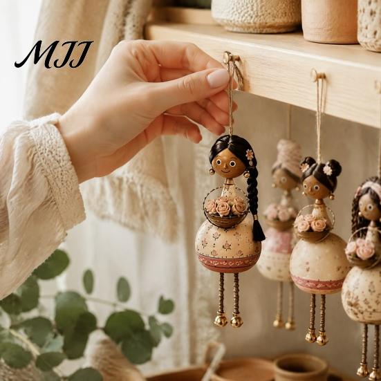 Decorazione Artistica da Interno ed Esterno Mano?Ornamento Appeso Bambola Etnica Dipinta, Ciondolo Stile Popolare con Campanella e Cesto, Statuetta Rustica Fantasiosa per la Casa Boho