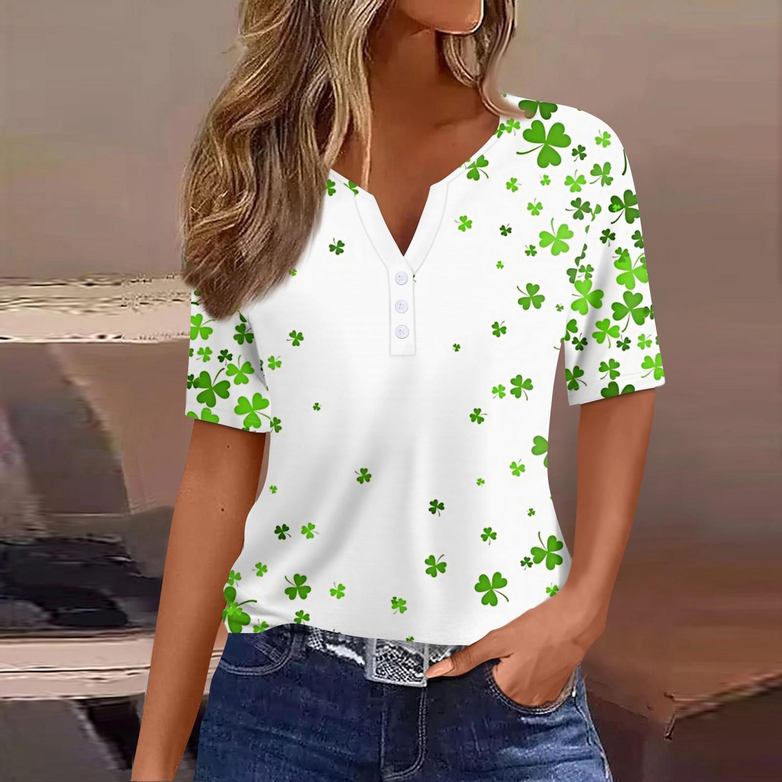 

Женская повседневная одежда St. Футболка с короткими рукавами и V-образным вырезом, декоративными пуговицами и принтом ко Дню Святого Патрика XL