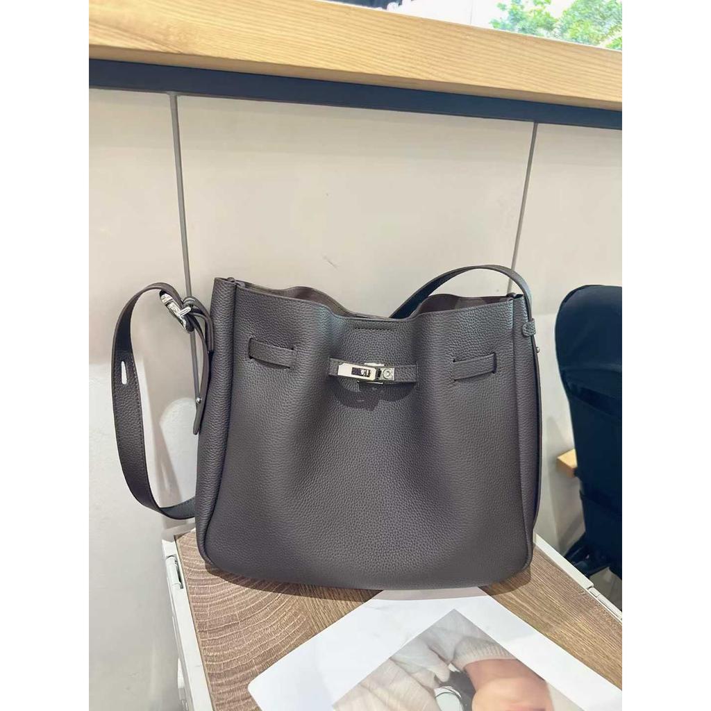 Bucket bag women's new commuter versatile messenger bag bag 2026 retro shoulder armpit bag high-end casual women's bag