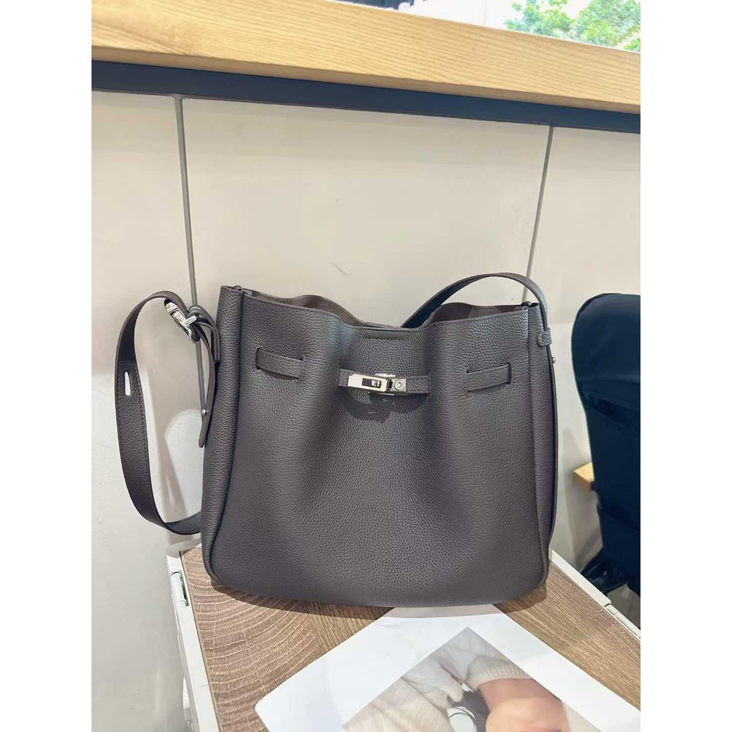 

Bucket bag women s new commuter versatile messenger bag bag 2026 retro shoulder armpit bag high-end casual women s bag 26*10*30CM ебеновий