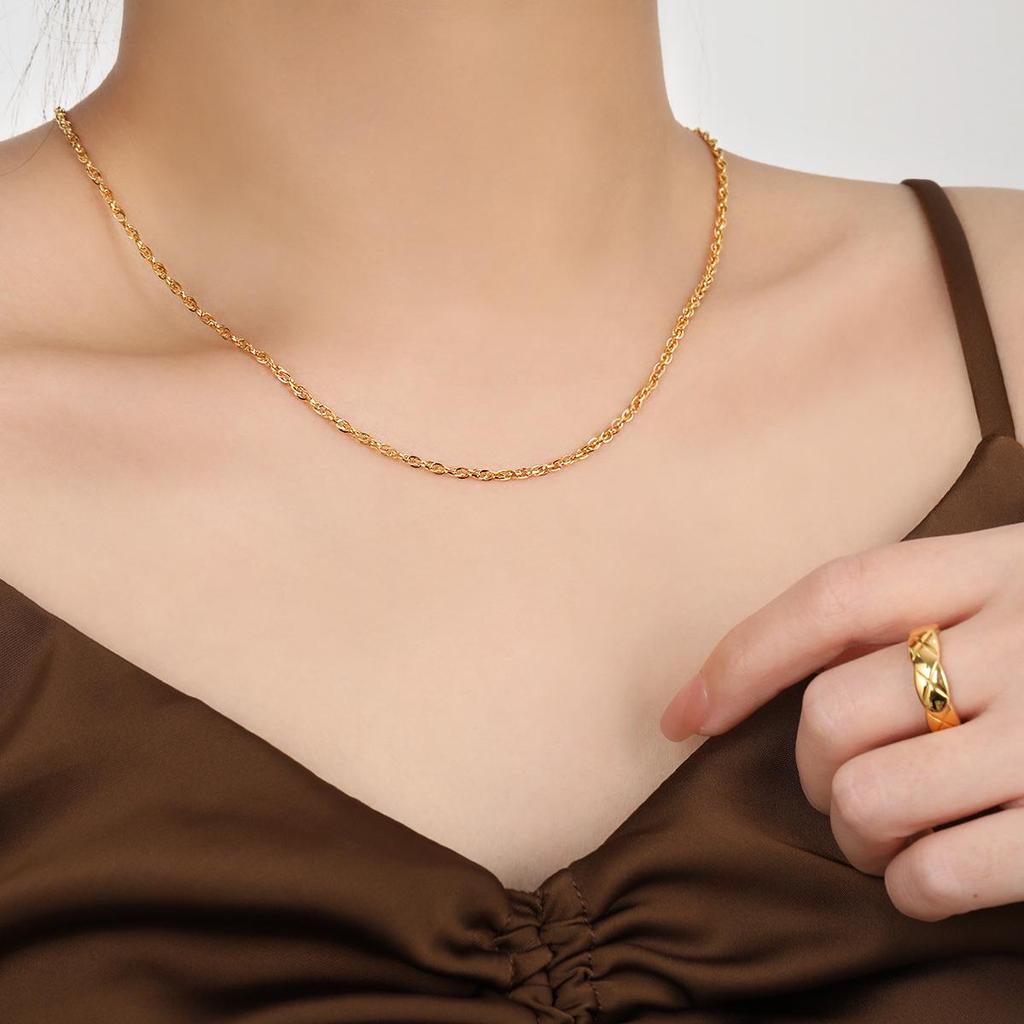 Koreanische minimalistische M-Schnalle Drehketten: Damenmode Vergoldete Titan Schlüsselbeinkette