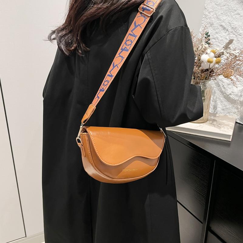 Popular texture retro messenger bag women's 2025 new fashion women's shoulder bag casual commuter saddle bag tide