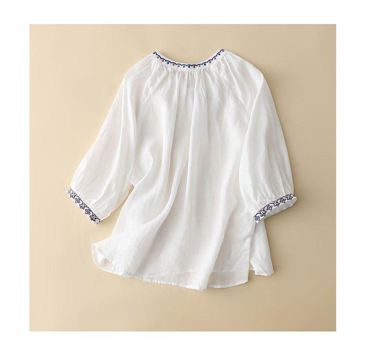 Damen Baumwoll- & Leinen besticktes V-Ausschnitt Sommeroberteil mit Dreiviertelärmeln und Bindekragen.