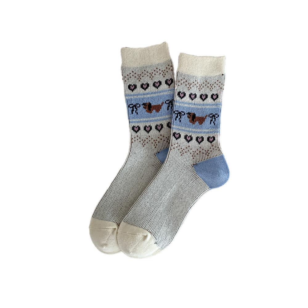 The Women's Mid-calf Socks with A Retro Striped Style In Autumn and Winter, Paired with Loafers, Are Fashionable and Versatile