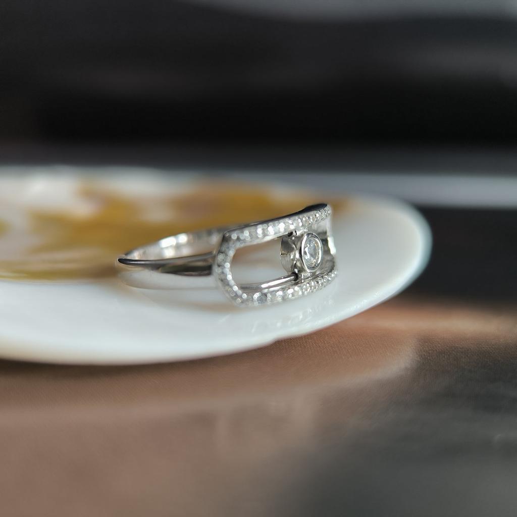 Серебряное кольцо с фианитами, вес изделия 2,56 гр (2208891)