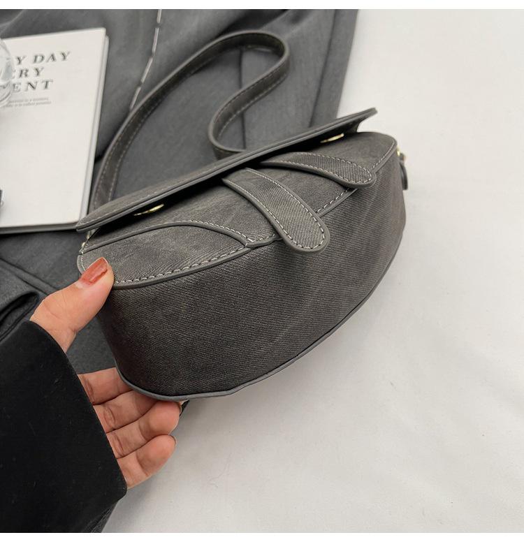 Retro Mini-Sattel-Umhängetasche: Europäischer & Amerikanischer Stil, Denim-Lippenstift-Design