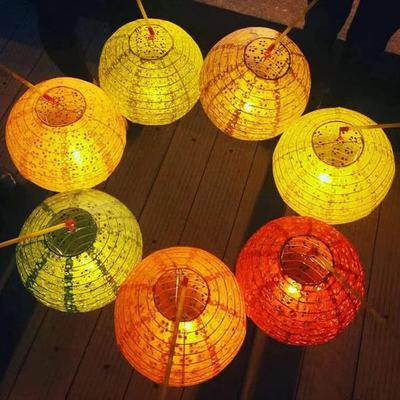 Set aus 16 bunten Papierlaternen mit LED-Lichtern Diese Papierlaternen haben durchbrochene Schnitzereien und sind perfekt für den neuen Frühling und andere Ideal für