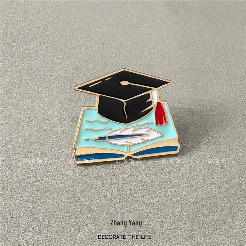 Creative Graduation Brooch: Bachelor Cap & Doctor Hat Metal Badge Souvenir Gift with Flower & Book Design