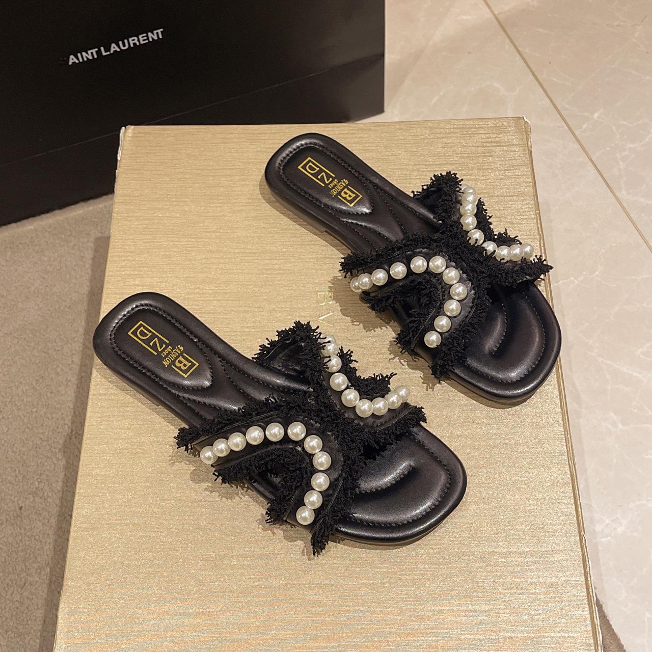

Small fragrant wind cool slippers women wear 2025 summer new fairy wind pearl fashion flat bottom one word slippers women tide 40 чёрный