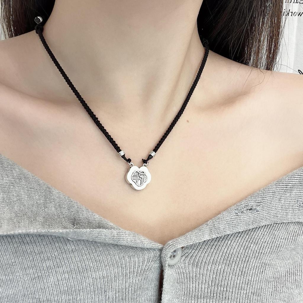 Xiaohongshu's Stylish Peace Lock Necklace Is a Trendy, High-value Piece. A Lightweight Luxury Accessory with a Unique Personality for Women.