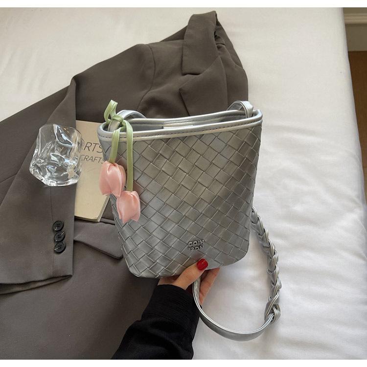 

Summer shoulder bag women s 2025 summer new trendy fashion versatile Korean bucket bag super fire messenger woven bag