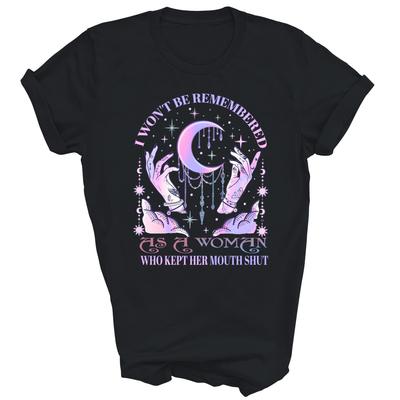 Ich werde nicht als eine Frau in Erinnerung bleiben, die den Mund gehalten hat Unisex Shirt Geschenk