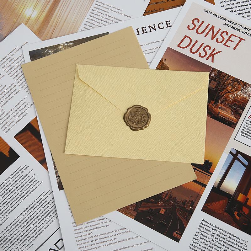 Retro Linen Texture Love Letter Set: Western Style Triangular Envelopes with Specialty Storage