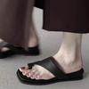 Mode Lässige Zehensteg Damen Flache Sandalen Hausschuhe 2025 Sommer Neu Draußen Strandschuhe Elegant Keil Metall Dekorative Damen Hausschuhe