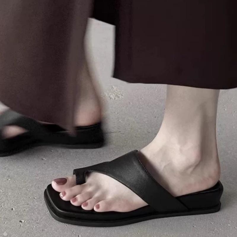 Fashion Casual Clip Toes Women's Flat Sandals Slippers 2025 Summer New Outside Beach Shoes Elegant Wedge Metal Decorative Women Slippers