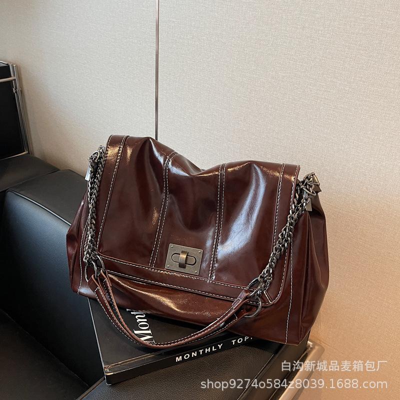 

2025 new autumn and winter popular stray bag chain bag large capacity shoulder underarm bag women s commuter tote bag темно-коричневого