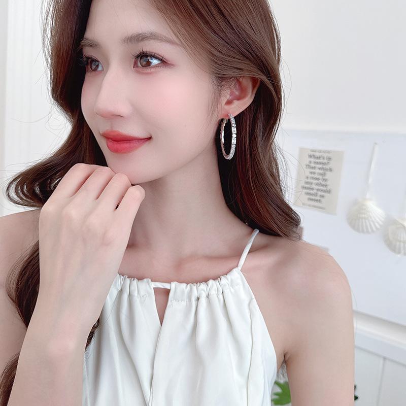 Personality exaggerated earrings Women's fashion temperament earrings High-end light luxury earrings Niche unique circle earrings